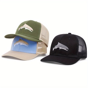 Tre cappellini trucker in mesh verde oliva, blu e nero con sagome di pesci ricamate