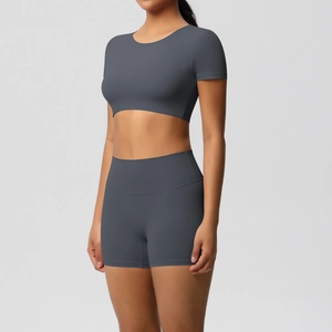 Detail eines graublauen nahtlosen Yoga-Sets mit Kurzarm-Crop-Top und High-Waist-Shorts