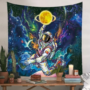 Nahaufnahme des böhmischen Astronauten-Wandteppichs mit lebendigen Farben in Wohnräumen