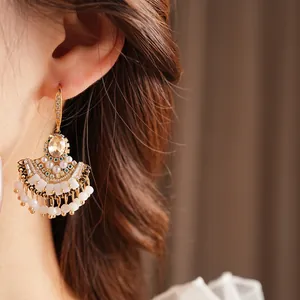 Boucles d'oreilles vintage en forme d'éventail avec zircons, perles et glands