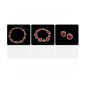 Détails d'une parure de bijoux cœur rouge avec collier bracelet et boucles d'oreilles
