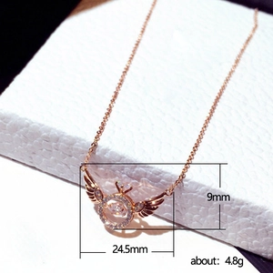 Elegante collana ad ali d'angelo in oro rosa con una pietra centrale tonda e lucente