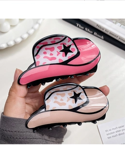 Dettaglio di fermagli per capelli a cappello da cowboy leopardati in rosa e beige