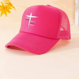 Detail der rosafarbenen Trucker-Mütze mit Kreuzdruck und inspirierender Texttypografie