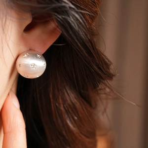 Élégantes boucles d'oreilles en argent brossé avec des incrustations d'étoiles brillantes