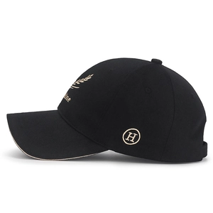 Casquette de baseball noire avec broderie dorée et visière courbée pour le soleil