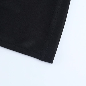 Detailansicht der Doppelnadelnaht und feinen Strickstruktur an einem schwarzen Kleid