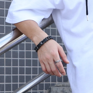 Bracciale a catena nero industriale e anello intrecciato argento da uomo all'aperto