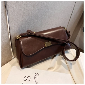 Detailansicht des verstellbaren Riemens und der Metallschnalle an brauner PU-Handtasche