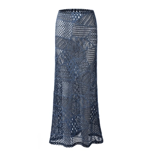 Dettaglio ravvicinato della trama geometrica in maglia blu su una gonna lunga a sirena