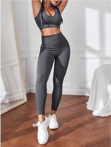 Completo yoga a costine grigio scuro da donna con reggiseno sportivo e leggings alti