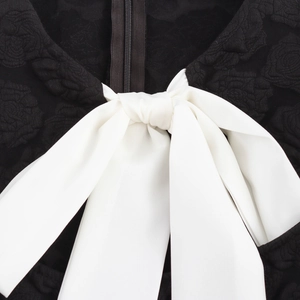 Süßes Jacquard-Kleid mit Puffärmeln und einer kontrastierenden weißen Schleife hinten