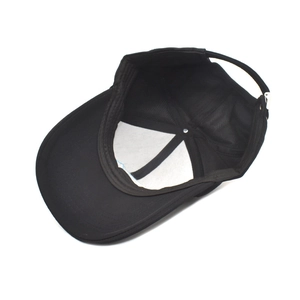 Schwarze Baumwoll-Baseballkappe mit gestickten Buchstaben und verstellbarem Riemen