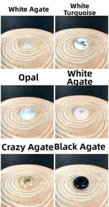 Dettaglio di varie perle in pietra naturale come agata e turchese su supporti in legno