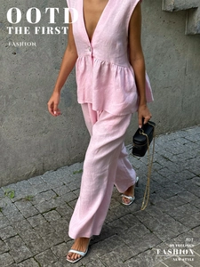Details der Textur des rosa Leinen-Zweiteilers mit Rüschentop und weiter Hose für Damen