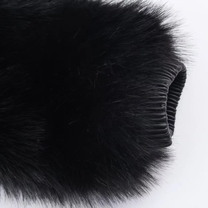 Manteau femme en fausse fourrure noire avec finitions en cuir élégantes et texture peluche