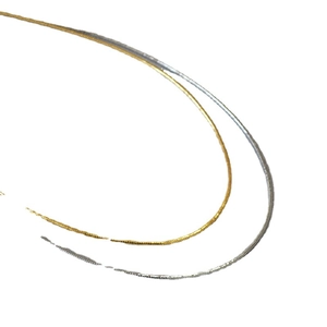 Collane girocollo minimaliste in ottone dorato e argento per donne alla moda e chic