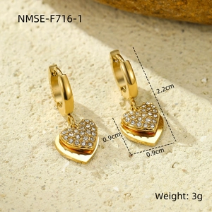 Gros plan sur les boucles d'oreilles cœur en or 18K avec zircon et mesures de taille