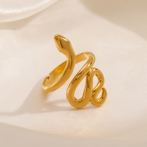 Bague serpent dorée en acier inoxydable poli avec ouverture réglable sur soie