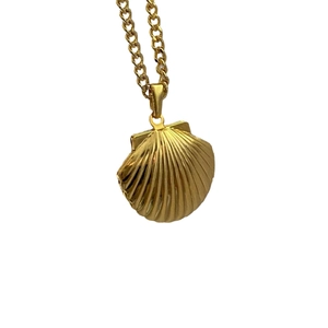 Gouden titanium stalen schelp medaillon ketting met textuur op witte achtergrond