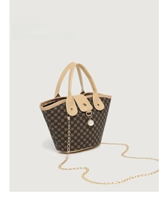 Détail du mini sac à main avec motifs circulaires, chaîne dorée et perle