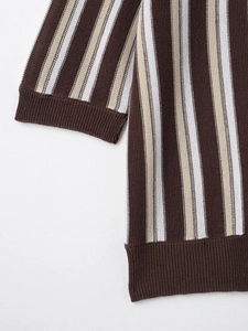 Detail von vertikal gestreiftem Strickpolo mit feiner Textur und Rippbündchen