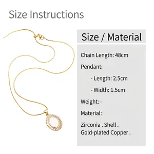 Detalle macro del collar bañado en oro que muestra longitud de 48 cm y tamaño del colgante