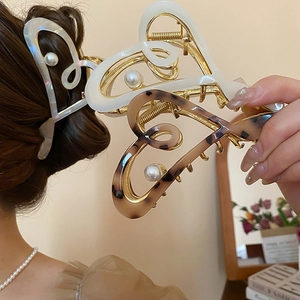 Set de pinces à cheveux cœur en acrylique avec perles coloris crème et écaillé