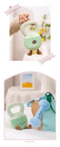Dettaglio di peluche kettlebell verde chiaro e manubrio blu con faccine carine