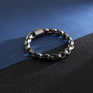Vue détaillée d'un bracelet gourmette en acier inoxydable avec un fermoir cylindrique