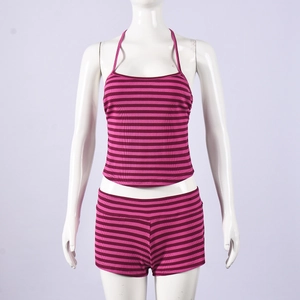 Vorderansicht von rosa und burgunderrot gestreiftem Neckholder-Top und Shorts-Set