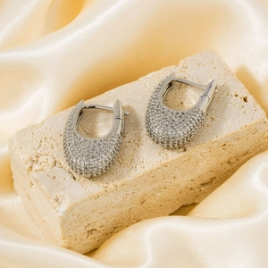 Boucles d'oreilles en argent en U avec zircons blancs sur socle en pierre