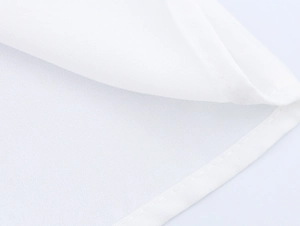 Nahaufnahme der plissierten Textur und hochwertigen Saumverarbeitung der weißen Chiffonbluse
