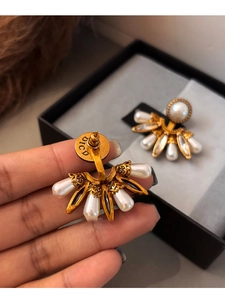 Vue détaillée de boucles d'oreilles vintage en perles et métal doré ciselé