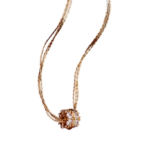 Elegante vergulde meerlaagse ketting met een met zirkonia bezette cilindrische hanger