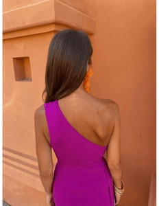 Vue détaillée du dos d'une robe longue violette à une épaule au tissu drapé élégant