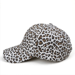 Dettaglio del cappello leopardato con struttura a 6 pannelli e visiera ricurva