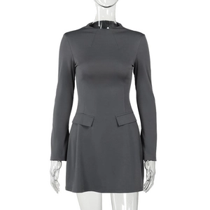 Robe courte grise à manches longues, coupe ajustée avec détails de rabats de poches