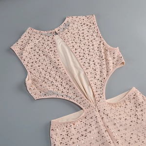 Détail de robe rose nude avec strass complexes, taille ajourée et fermeture éclair