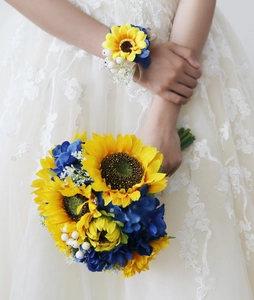 Detail von Sonnenblumen und dunkelblauen Seidenblumen Hochzeitsstrauß und Handgelenk Set