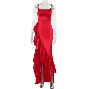 Vue détaillée de la robe en satin rouge avec ourlet à volants asymétrique et fente haute