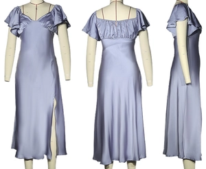 Détail d'une robe trapèze en satin violet avec fente latérale haute et manches à volants