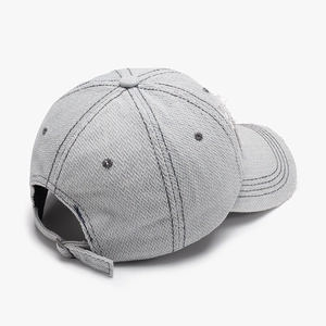 Vue arrière casquette de baseball gris clair effet usé avec bords effilochés et sangle