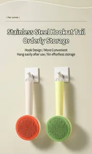 Vue détaillée du crochet de suspension en acier inoxydable sur la brosse pour animaux