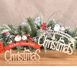 Details von hölzernen Weihnachtsanhängern mit Weihnachtsmann- und Rentier-Motiven