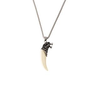 Collana con ciondolo a dente di lupo in stile punk per uomo in acciaio al titanio