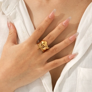Goldener Edelstahl-Ring mit Seestern und Muschel-Motiv, getragen von einer Frau