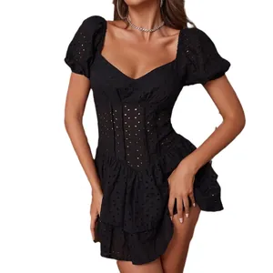 Vestido negro con mangas abullonadas, cintura tipo corsé y volantes en tejido bordado