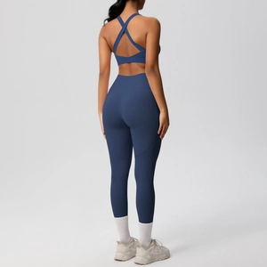 Vista dettagliata del retro con reggiseno sportivo incrociato e leggings fitness a vita alta