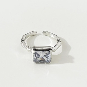 Detailed close-up of S925 sterling silver ring with bamboo texture and rectangular zircon